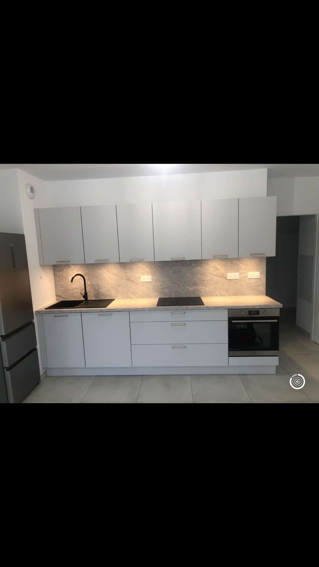 Cuisine claire avec éclairage sous meubles