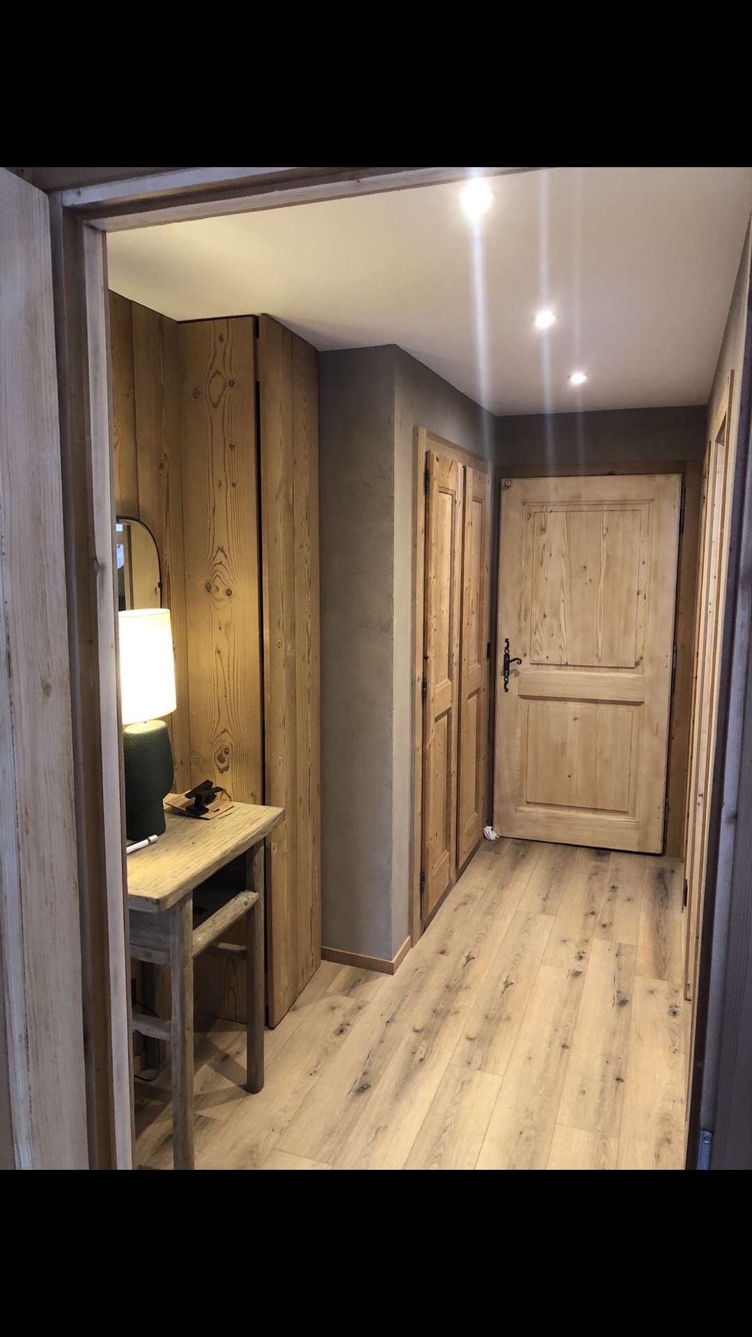 Couloir avec spots intégrés