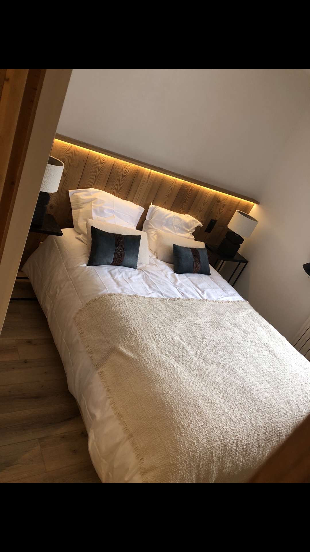 Chambre avec éclairage indirect bois